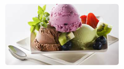 десерт из мороженого с фруктами