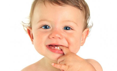 когда режутся первые зубы у младенцев