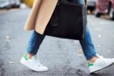 Пальто и кроссовки — модный тендем