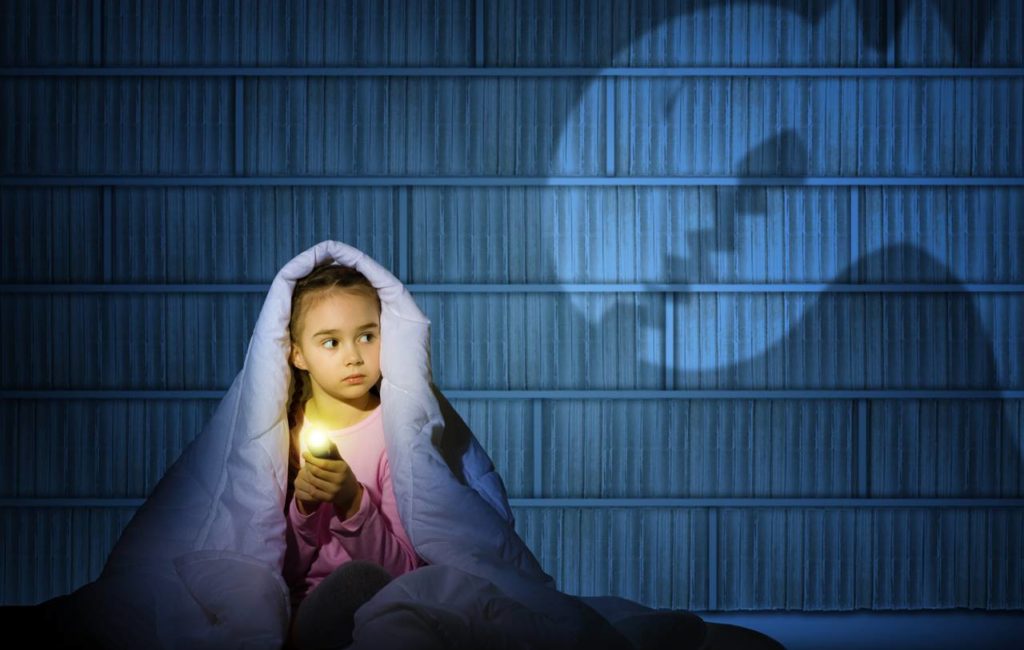 Ребенок боится темноты: как прогнать чудовище из-под кровати?